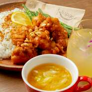 いつもの仲間とわいわい盛り上がる、女子会にうってつけのメニューが充実。また手軽な平日ディナーもあるので、予定が合った友人とのちょっとした食事にも活躍してくれます。