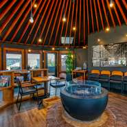 洗練されながらも温もりある空間づくり。優しいムードを醸し出す暖炉やギャラリーなど、1階と2階それぞれで、異なるライフスタイルに合ったスペースを提案。シーンに合わせて使い分けできます。