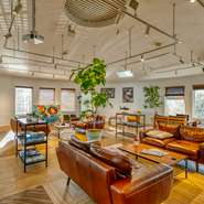 2階はゆったりとした時間が流れるカフェエリア。お1人さまなど、“自分の時間を大切にしたい大人”にはぴったりの空間。コーヒーや紅茶をお供に、穏やかな午後のひとときを過ごしてみませんか。