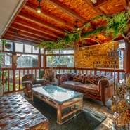 カジュアルな使い勝手の良さが魅力。普段使いや、恋人とのデートにもぴったりです。メニューのバリエーションも多数、ふたりでシェアできる料理が多いことも嬉しいポイントです。