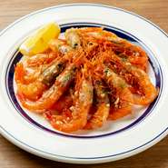 脱皮したばかりの殻の柔らかい、ソフトシェルシュリンプを使用。爽やかで香ばしく、お酒の相手にはぴったり。フレッシュな海老を頭から丸ごと、存分に味わうことができるひと皿です。