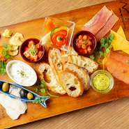 テーブルを彩るおしゃれなスタータープレート。【What's The Life Style】のディナータイムは、これから始めるのをオススメします。