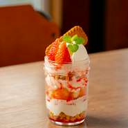 さっぱりとしたヨーグルトのフレイバーが甘さを際立たせる、「ブルガリア・グラス」を使用。フレッシュないちごのパフェは食後のひとときも贅沢に彩ってくれます。