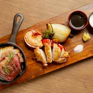 牛肉や魚介など当日の厳選素材を組み合わせることで完成するオリジナルグリルプレート。2人から4人向けのシェアにぴったり。自分たちだけの『グリルマルシェ』をセレクトしてみませんか。