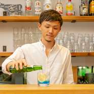 初めて来店される方や、年配のゲスト。誰もが気兼ねなくお店を楽しんでもらうため、まずはエスコートから。基本を忠実に丁寧なサービスを心掛けています。