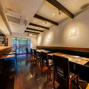 木の温もりに溢れ落ち着いた雰囲気の店内は、誕生日など特別な日を過ごす場所として最適。前日までに予約をすれば、メッセージプレートの対応が可能です。大事な人にサプライズでお祝いしてみてはいかがですか。