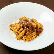 イタリア中部の郷土料理であるボロネーズは、シェフが得意とする料理でもあります。ゴロゴロとした存在感ある牛肉を使ったソースには、肉の旨みがたっぷり。カザレッチェというショートパスタでいただきます。