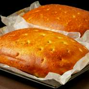 米粉を独自にブレンドし、ローズマリーを入れたフォカッチャ。ふわふわ、もちもちの食感を楽しめます。
