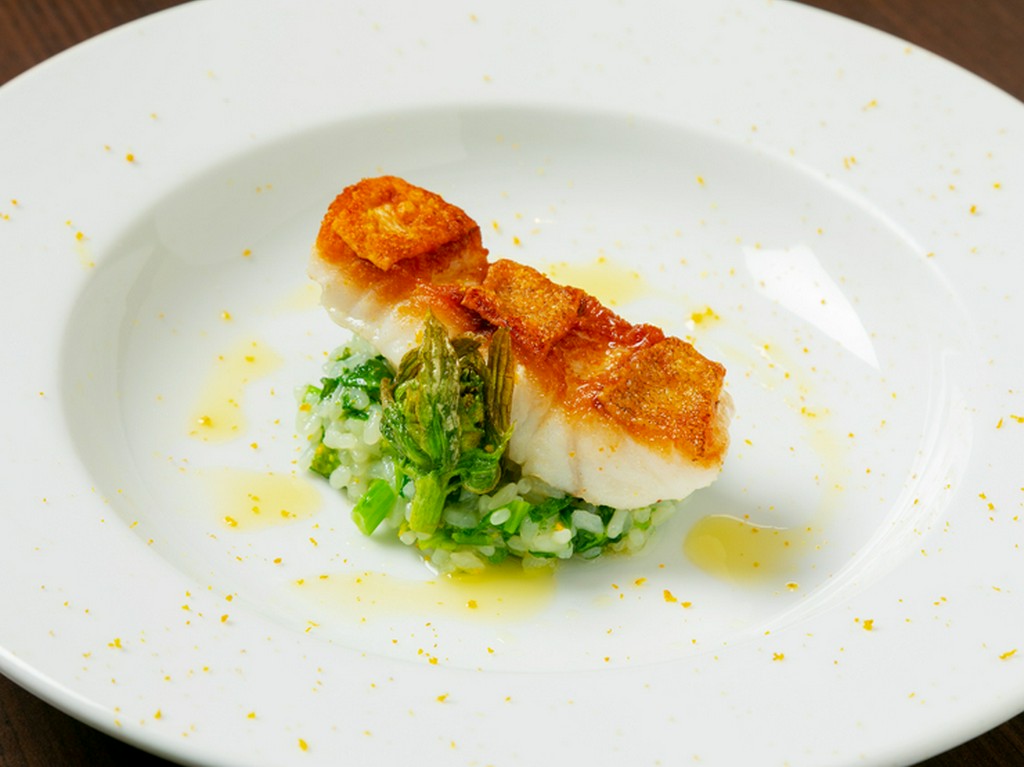 旬野菜の香りを纏いながら皮はパリッと、身はふんわりと焼き上げられた『鮮魚のロースト』