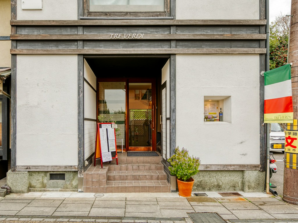 京阪宇治駅から歩いてすぐ、イタリア国旗が目印