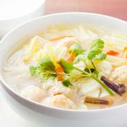 店主が惚れ込んだやさしくてコクのあるタイ風スープ。タイ料理初心者にもオススメの店主イチ押しメニューです。