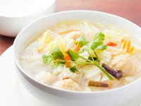 店主が惚れ込んだやさしくてコクのあるタイ風スープ。タイ料理初心者にもオススメの店主イチ押しメニューです。
