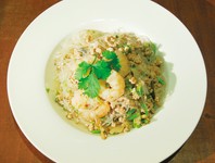 エビと豚肉、春雨を、酸味のきいたオリジナルソースで和えた、タイの代表的なサラダ。