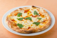 チーズ好きが思わず叫んでしまうほど、たっぷりのイタリア産モッツァレラチーズを使った『マルゲリータピッツア』は生地のモチモチ食感とチーズの風味をシンプルに楽しめます。
