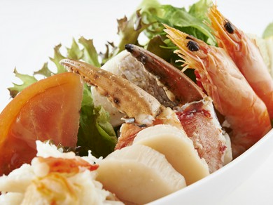 バリエーション豊富な料理を囲んで盛り上がる歓送迎会