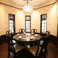 港町のロマンを感じる【ラビスタ函館ベイ】で本格的な中国料理が味わえる【海鮮中華料理　海風楼】。ゆったりと食事や酒が楽しめる個室は祝いの席や会食などに好適、大切な人を連れて訪れたい一軒です。