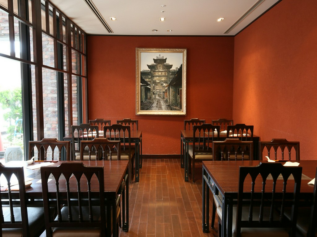 美味しい料理を囲み和やかに過ごすひととき