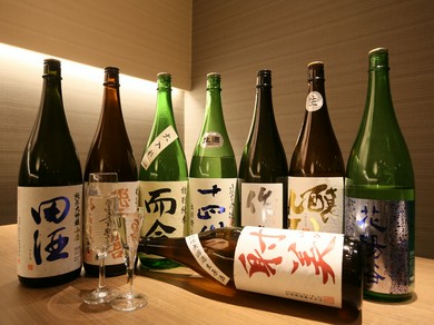 日本酒の“今”を愉しめる銘柄が集い、きめ細やかな提供法も評判