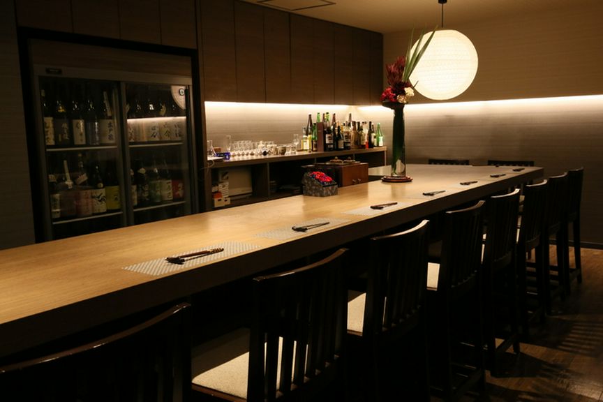 お一人様も多め。大人がくつろげる上質空間で旬の酒肴に憩える