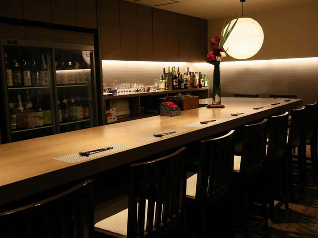 お一人様も多め。大人がくつろげる上質空間で旬の酒肴に憩える