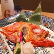 ※写真は塩焼き一例　金目鯛の塩焼き
季節の鮮魚を店長が目利き、厳選
魚の旨味を引きだすため、あえてシンプルに塩味で。
日本酒との相性も抜群。
じっくりと焼き上げた香ばしい芳醇な味わいをお楽しみください。

