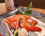※写真は塩焼き一例　金目鯛の塩焼き
季節の鮮魚を店長が目利き、厳選
魚の旨味を引きだすため、あえてシンプルに塩味で。
日本酒との相性も抜群。
じっくりと焼き上げた香ばしい芳醇な味わいをお楽しみください。
