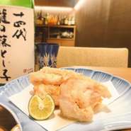 揚げたてのふっくらプリプリとした、とらふぐの食感、
味わいを堪能できる贅沢な逸品。日本酒を口に含むと、
その味わいがより膨らみます