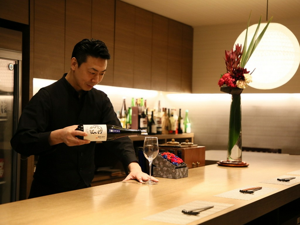 お客様の利用シーンに寄り添い、旨い地酒と肴を心をこめて供する