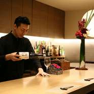 心地よく過ごしていただくため、程好い距離感で、お客様のプライベート空間を守る接客を大切に。お好みに添いながら、新しい味わいの発見も楽しめるよう、お一人ごとに日本酒と料理の丁寧な提供を行っています。