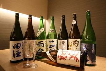 全国の銘蔵元の地酒が圧巻の品揃え。お酒が進む旬菜も美味