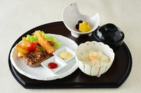 お子様御膳（小学生）・・800円
お子様御膳（幼児）・・500円