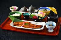 特上・・5600円
（小鉢・造り・煮物・ご飯・肝吸い・お新香）
並・・3800円
（小鉢・造り・煮物・ご飯・吸物・お新香）
