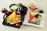 ・松前天重・・1800円
（小鉢・味噌汁・お新香）
・天婦羅・刺身御膳・・2500円
（小鉢・天婦羅・造り・ご飯・味噌汁・お新香）
・函館海鮮丼御膳・・3800円
（小鉢・茶碗蒸し・海鮮丼・味噌汁・お新香）

