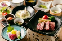 ・天婦羅・刺身御膳　3500円
（小鉢・天婦羅・造り・ご飯・味噌汁・お新香）
・函館海鮮丼御膳　3800円
（小鉢・茶碗蒸し・味噌汁・お新香）
・道産牛陶板焼き御膳　4000円
（小鉢・茶碗蒸し・サラダ・味噌汁）
