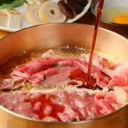 鍋の中に脂を引き黒毛和牛を軽く炙ることで香ばしさが引き出され、割り下と絡み合い蒸気が立ち上ります。甘さと香ばしさを含んだ薫りは、鍋を囲む人の食欲を刺激します。