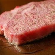 肉汁を内側に閉じ込めるように焼き上げているため、口に含んだ瞬間、肉汁が溢れ出してきます。ヒレ・ロース・シャトーブリアンが用意されているので、好みに合わせて選べます。塩とわさびで、どうぞ。