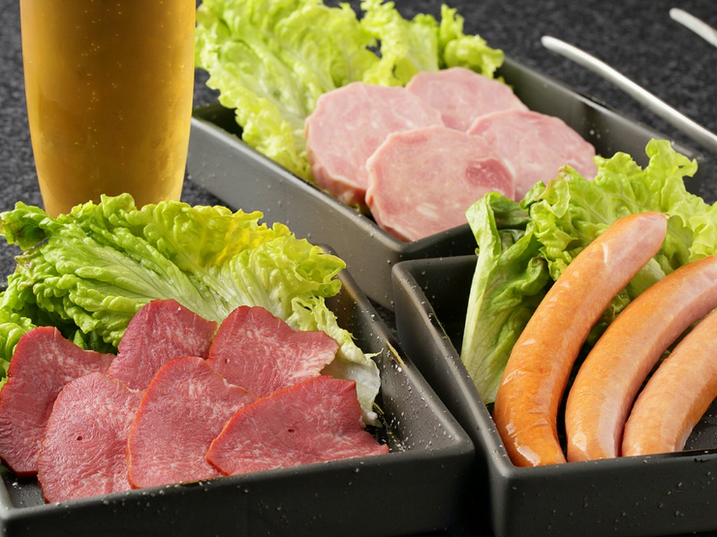 香ばしい香りとコリコリ食感がクセになる『自家製スモークタン』