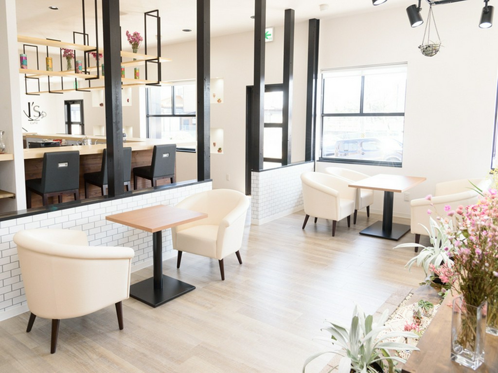 白を基調とした、明るく清潔感漂う店内は、癒しの空間