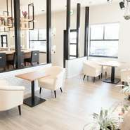 白を基調とした明るく清潔感漂う店内は、心身を満たしてくれる癒しの空間。木の温もりが感じられ、華やかでおしゃれな雰囲気の中、充実した時間を過ごすことができます。