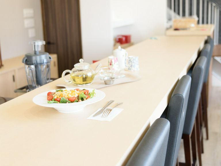 女性1人でもくつろげるカウンター席は、お1人さまの特等席