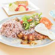 季節感溢れる三重県産の新鮮な野菜や、濃厚な新鮮卵などを使用。またシェフの生まれ故郷である沖縄・石垣島のゴーヤなどを、産地直送で仕入れています。野菜が多めでカラダに優しい料理を提供しています。 