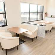 女性のための思いやりあふれる空間で、スイーツとハーブティーの女子会はいかが。大きめの窓から差し込む太陽光と、ドライフラワーに囲まれた女子会は、日頃の疲れを癒してくれます。