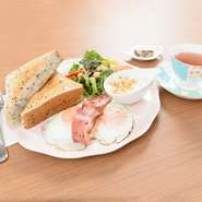 目玉焼き＋焼きトマト＋ベーコン＋パン＋サラダ＋ヨーグルト＋スムージー