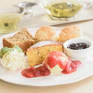 アールグレイのシフォンケーキやスコーンなど、女性のカラダ・ココロを癒すラインナップ。スイーツ好きなシェフが選んだ、人気のスイーツがひとり占めできる一皿です。