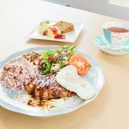 お米は雑穀米を、サラダには石垣島産のゴーヤやもずくなど、こだわりの食材を使用したお得なランチセット。コーヒー、紅茶などを付けたドリンク付セットがおすすめです。