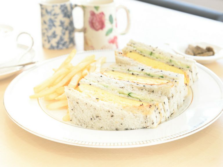 ごまの香ばしい香りのゴマパンにフワフワの卵がマッチした『たまごサンド』