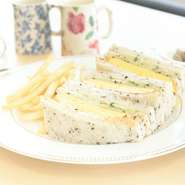 新鮮な濃厚卵をはさんだ、ボリュームのあるサンドイッチです。パンはごまの香ばしい香りがする「ゴマパン」を使用。卵のフワッとした食感と優しい味わいが魅力的です。