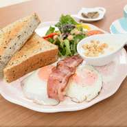 季節感溢れる三重県産の新鮮な野菜や、濃厚な新鮮卵などを使用している。また、オーナーシェフの生まれ故郷である沖縄・石垣島のゴーヤなどを産地直送で仕入れている。