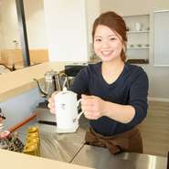 日頃の疲れを癒す時間、自分自身を労わる時間、相手のことを思いやる時間、女性の癒しの場になるように思いを込めてつくられたカフェ。来店者にリフレッシュしてほしいと、明るく笑顔でお出迎えしている。