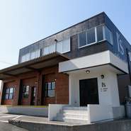 1階がカフェ、2階がサロンという美と健康の複合施設。1階のカフェ【I's cafe】は、スタイリッシュで落ち着ける空間。こだわりのハーブドリンクで女性のココロのよりどころになる店となっています。